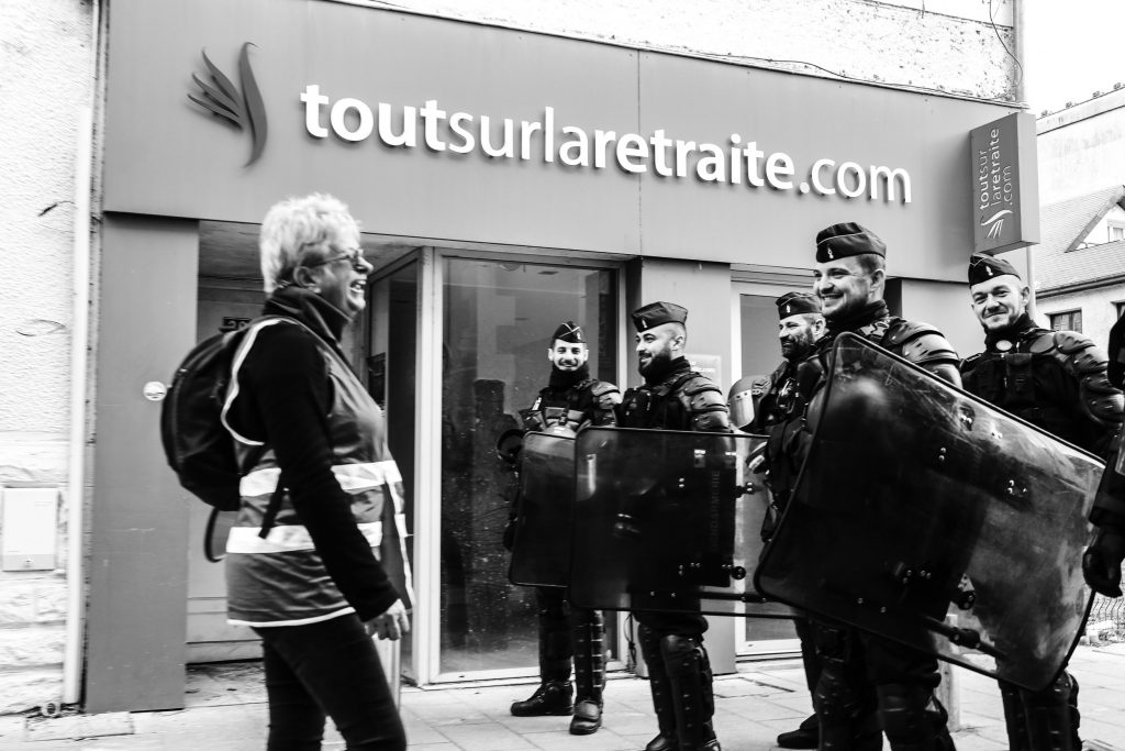 At the end of the morning while E. Macron is in Pau, firefighters, yellow jackets and trade unionists joined together to protest against the pension reform while Macron was in the city the day before for the G5 Sahel. Pau, 14 January 2020.
Fin de matinee alors que E. Macron est a Pau, des manifestants pompier, gilets jaunes et syndicalistes se sont rejoint pour protester contre la reforme des retraites alors que Macron etait dans la ville la veille pour le G5 Sahel. Pau, le 14 janvier 2020.