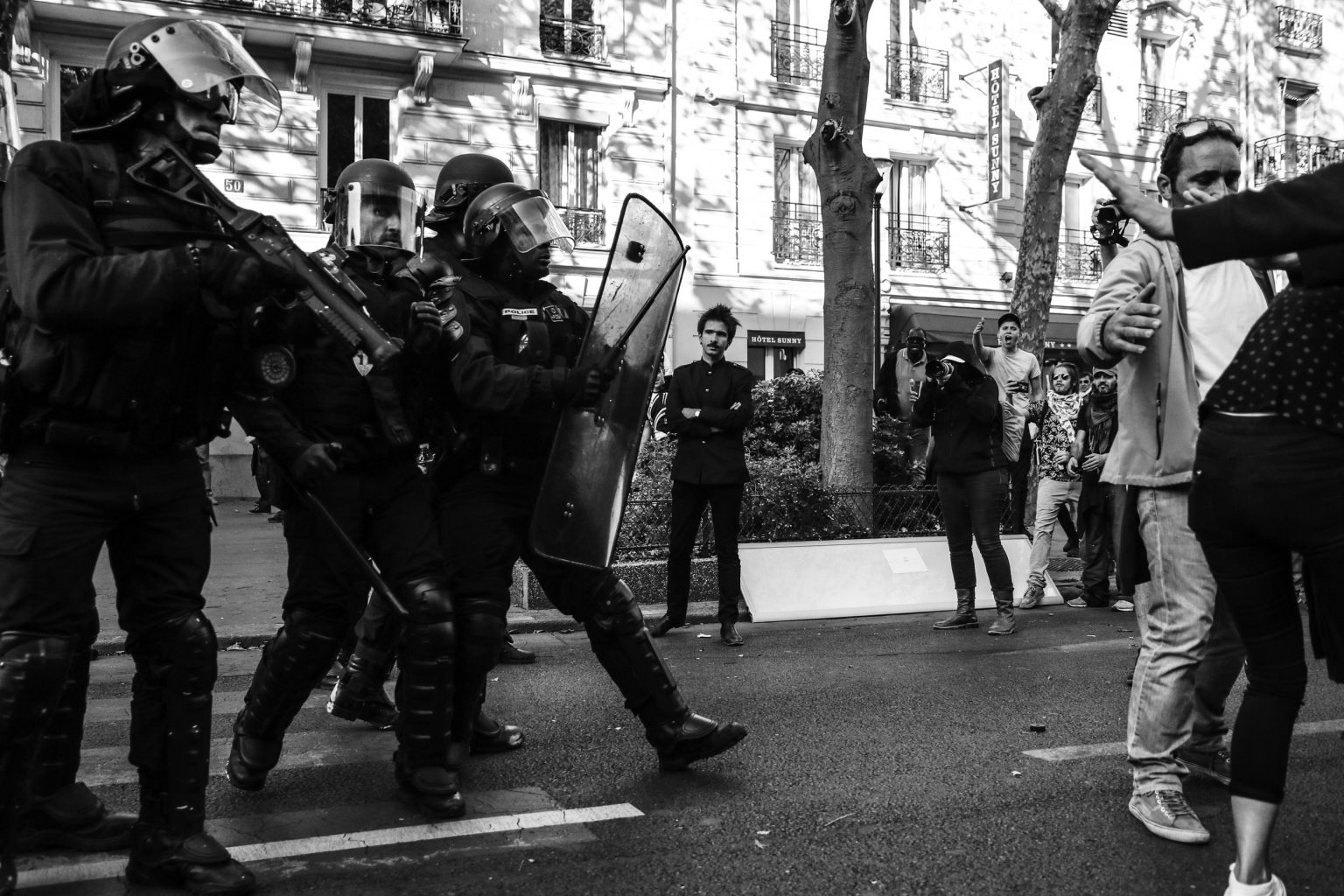 Paris, 21 Septembre, Manifestation de convergence pour la justice climatique et sociale.L'ecrivain et avocat, Juan Branco,  assiste à une charge de la police,