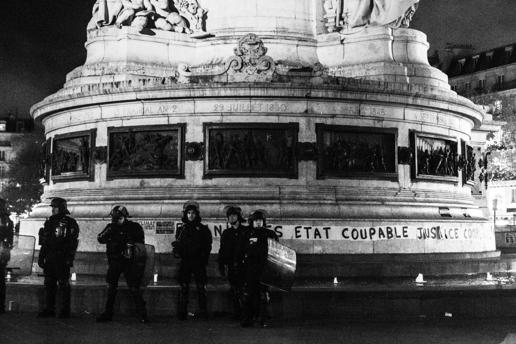 A few hundred people met at the end of the day on the Place de la République for the anniversary of the yellow vests, traffic is gradually cut off and the police intervene a few minutes after a barricade was set on fire, Paris on 17 November 2019. Quelques centaine de personnes se sont rejoint en fin de journée place de la république pour l'anniversaire des gilets jaunes, la circulation est peu à peu coupée et la police intervient quelques minutes après qu'une barricade soit enflammée, Paris le 17 novembre 2019.
